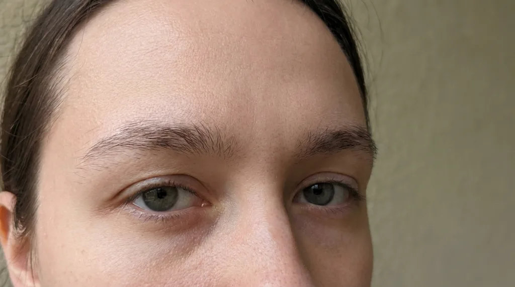 découvrez combien de temps il faut pour que les sourcils rasés repoussent et obtenez nos conseils pratiques pour une repousse naturelle et réussie.